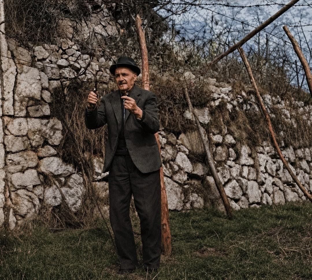 Nonno Milio al lavoro nel brolo di Raossi
